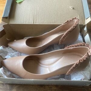 Fly Foot Beige Heels